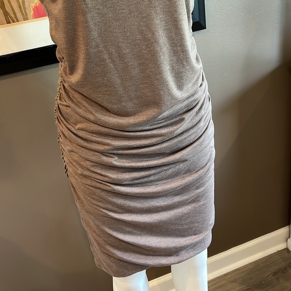 KUT FROM THE KLOTH Taupe Ruched Bodycon Midi Dress Chain Detail Size Medium - Picture 4 of 8